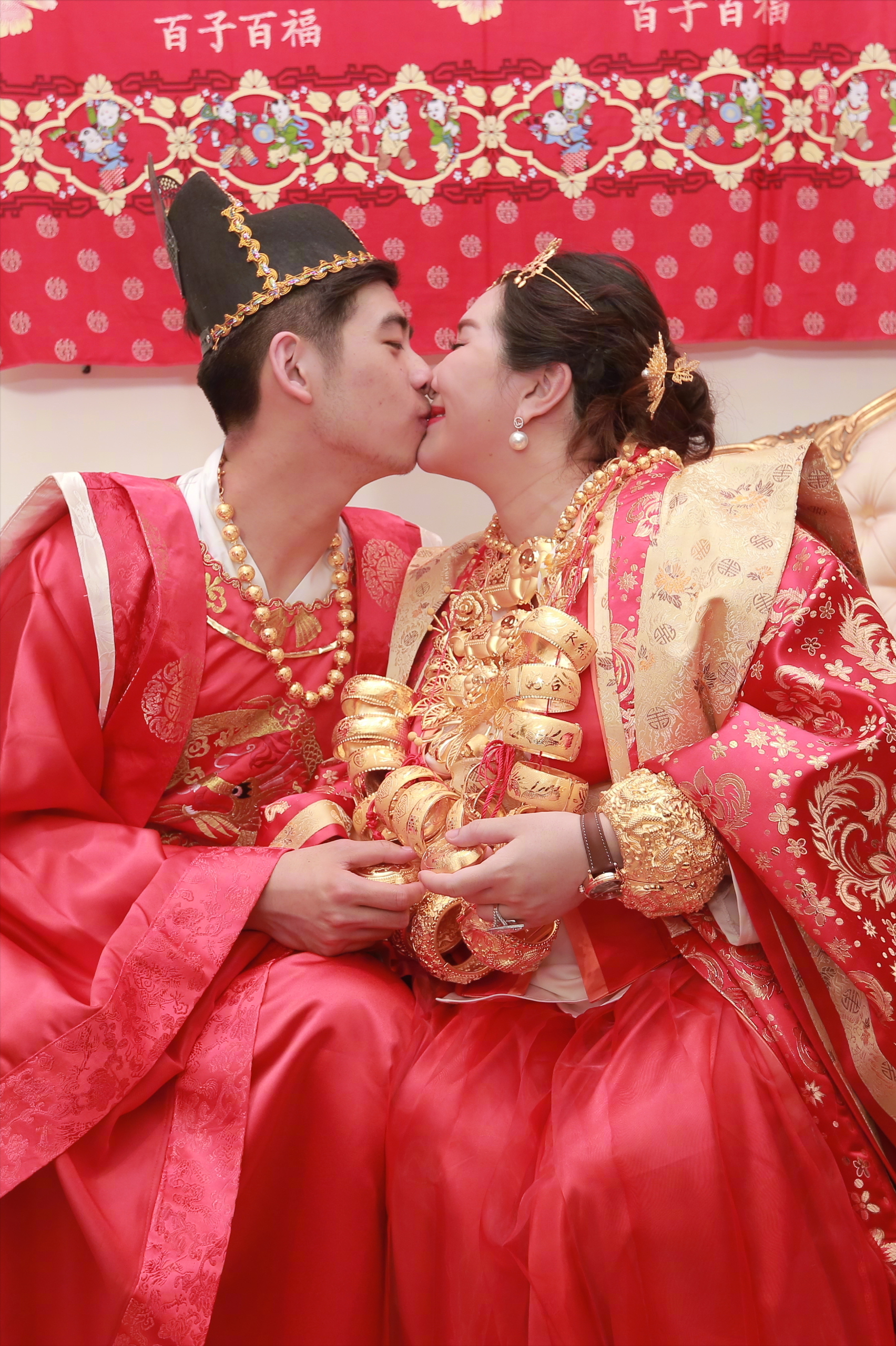赌王的女儿何超盈倒贴14亿下嫁东北小伙，结婚5年被丈夫宠成宝