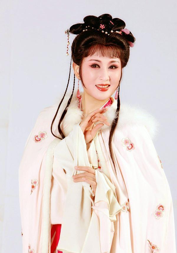 越剧名家单仰萍：曾被剧团劝离，丈夫被判刑，现在的她过得怎样？