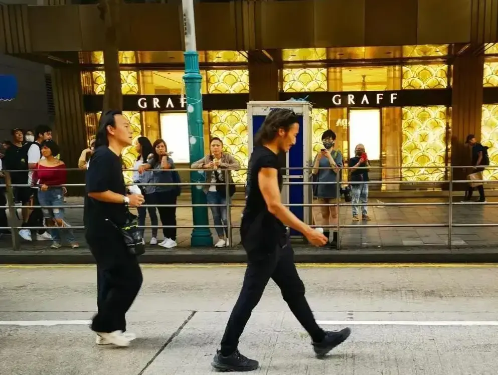 香港街头遇见谢霆锋，他本人个子稍矮！但是脸长得太帅了！