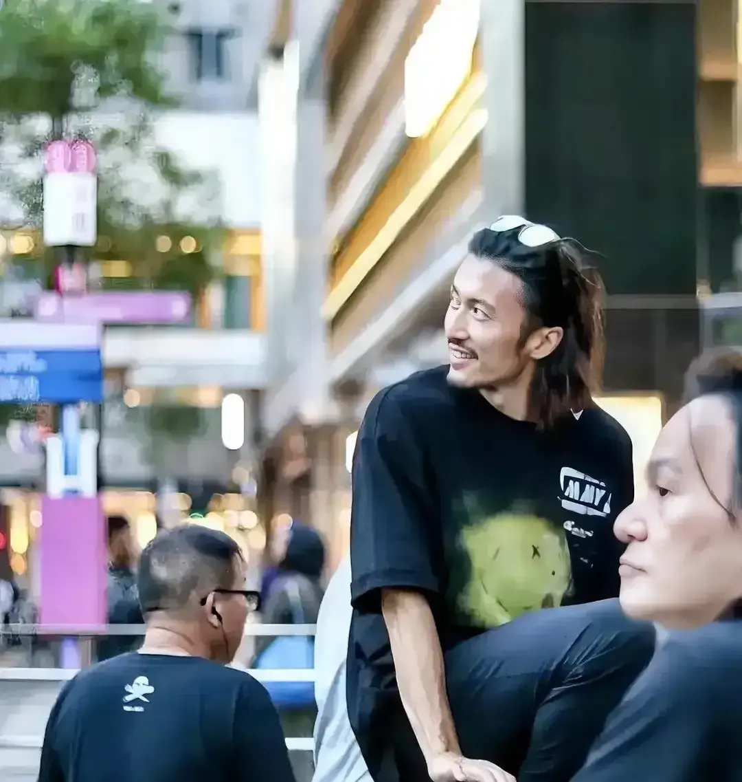 香港街头遇见谢霆锋，他本人个子稍矮！但是脸长得太帅了！