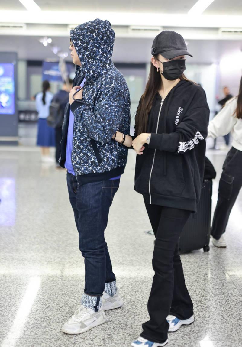 郎朗吉娜夫妇合体现身机场 手挽手同行甜蜜幸福
