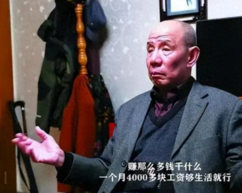 国家一级演员魏宗万，月薪4000多就满足，娶大5岁老婆宠50年不腻
