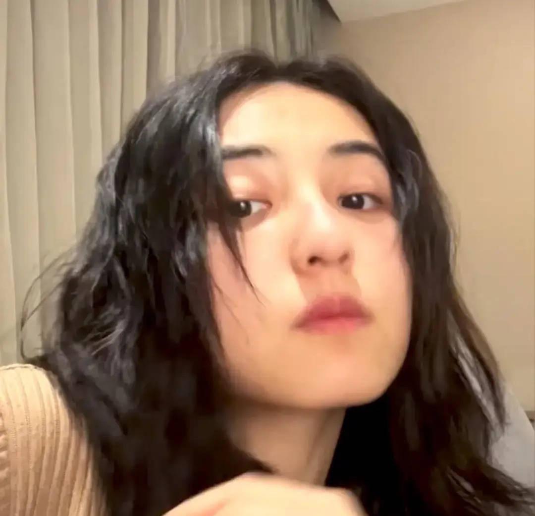 张子枫晒纯素颜自拍照 凌乱小卷发率真又洒脱
