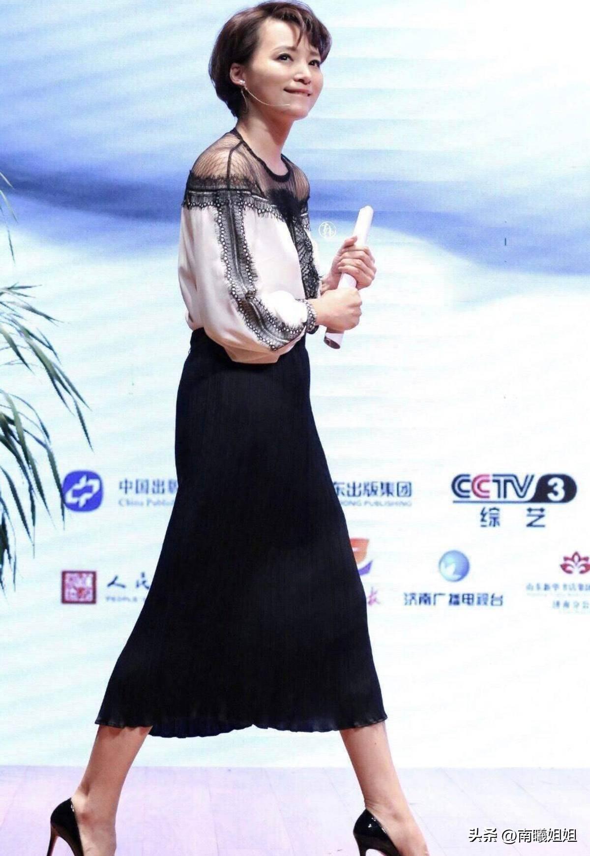 看了袁泉、董卿的打扮，我悟了：中年女人反油腻、不扮嫩，更优雅