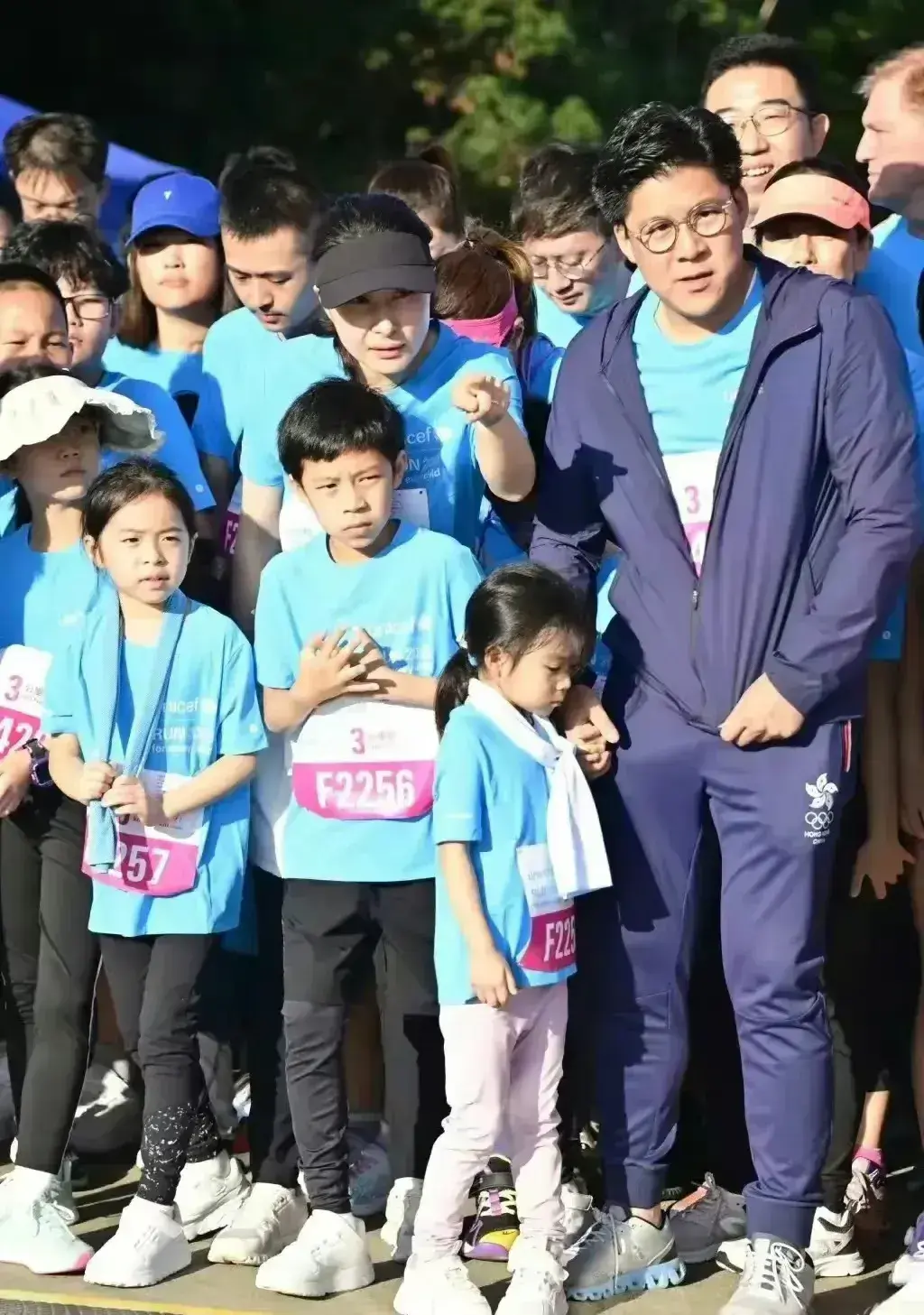 霍启刚小女儿被赞坚强，被暴晒到睁不开眼也不哭，不跟姐姐抢妈妈