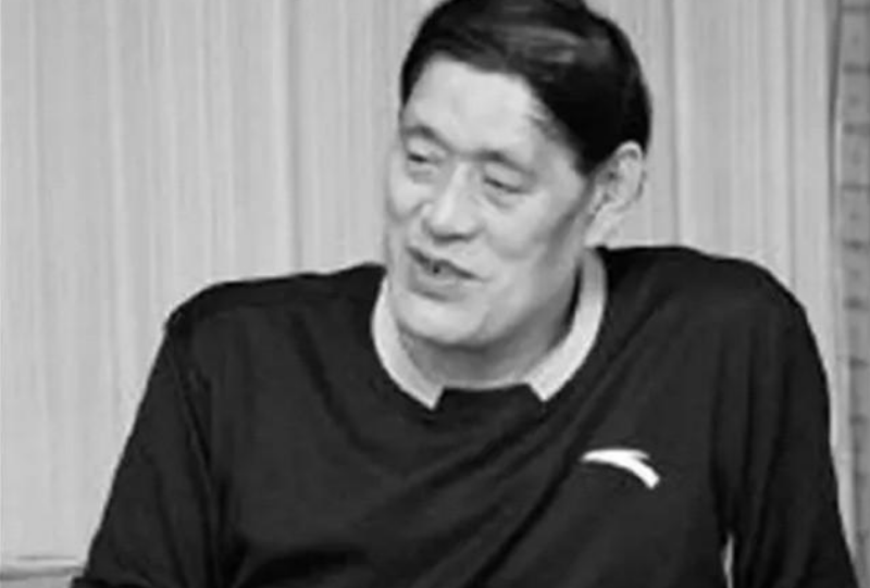 穆铁柱去世15年妻儿现状：儿女都不高都是上班族，妻子不再住平房