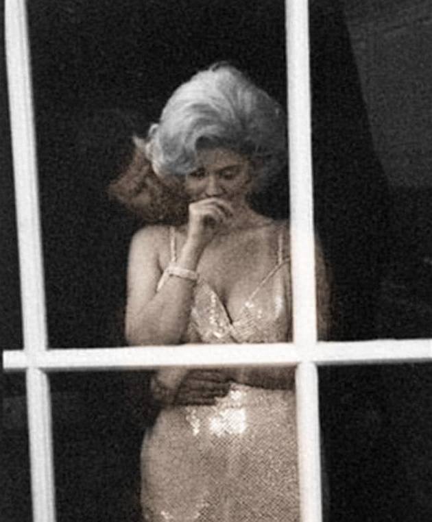 1962年美国记者偷拍玛丽莲梦露和肯尼迪私会，身穿透明裙魅惑妖娆