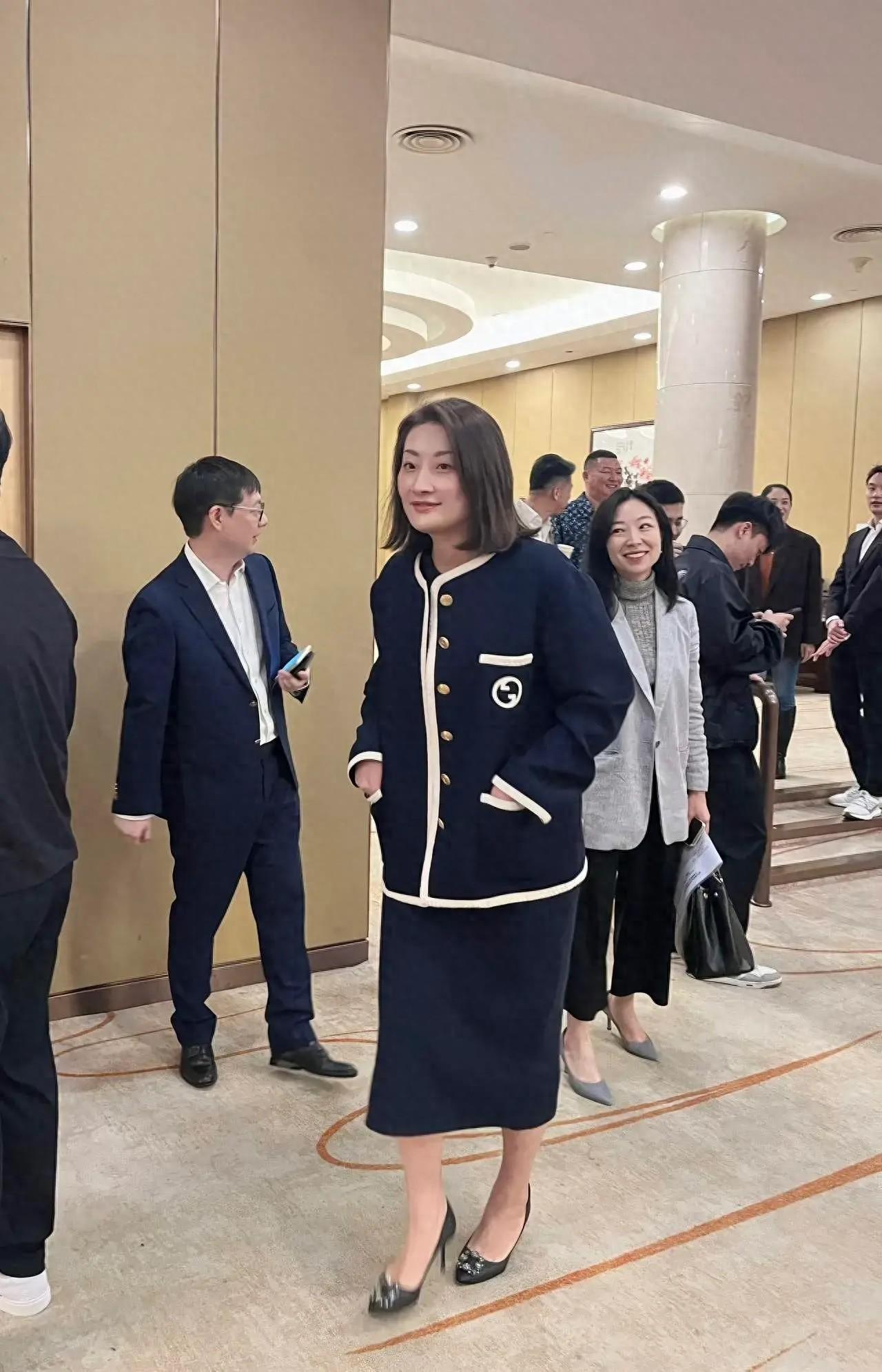 娃哈哈“公主”宗馥莉出席上海，香风造型浓浓高阶范，41岁也很美