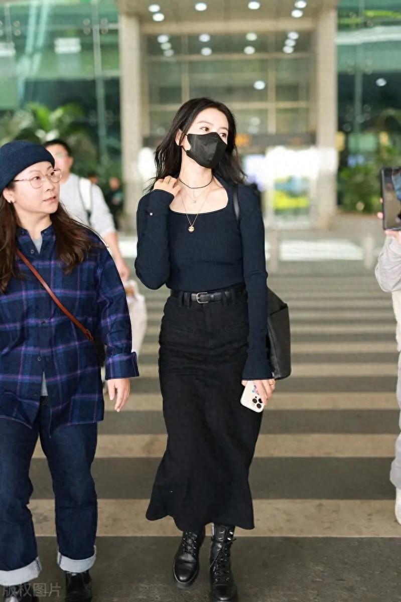 高圆圆广州机场到达，“蜂腰宽臀”堪比女团身材，44岁美出新高度