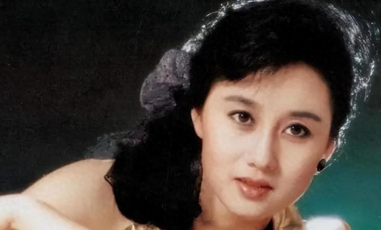 利智：被李连杰宠爱34年，外人看来是掉进蜜罐，甜蜜背后全是眼泪