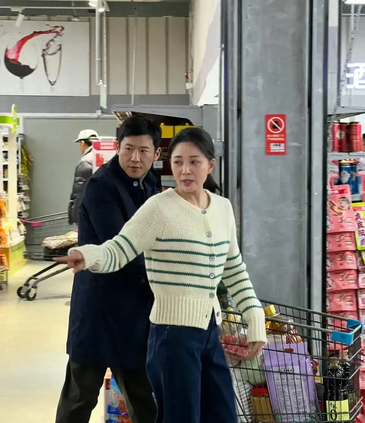 超市偶遇殷桃和王骁，男的推车女的购物，般配得像一对真正的夫妻