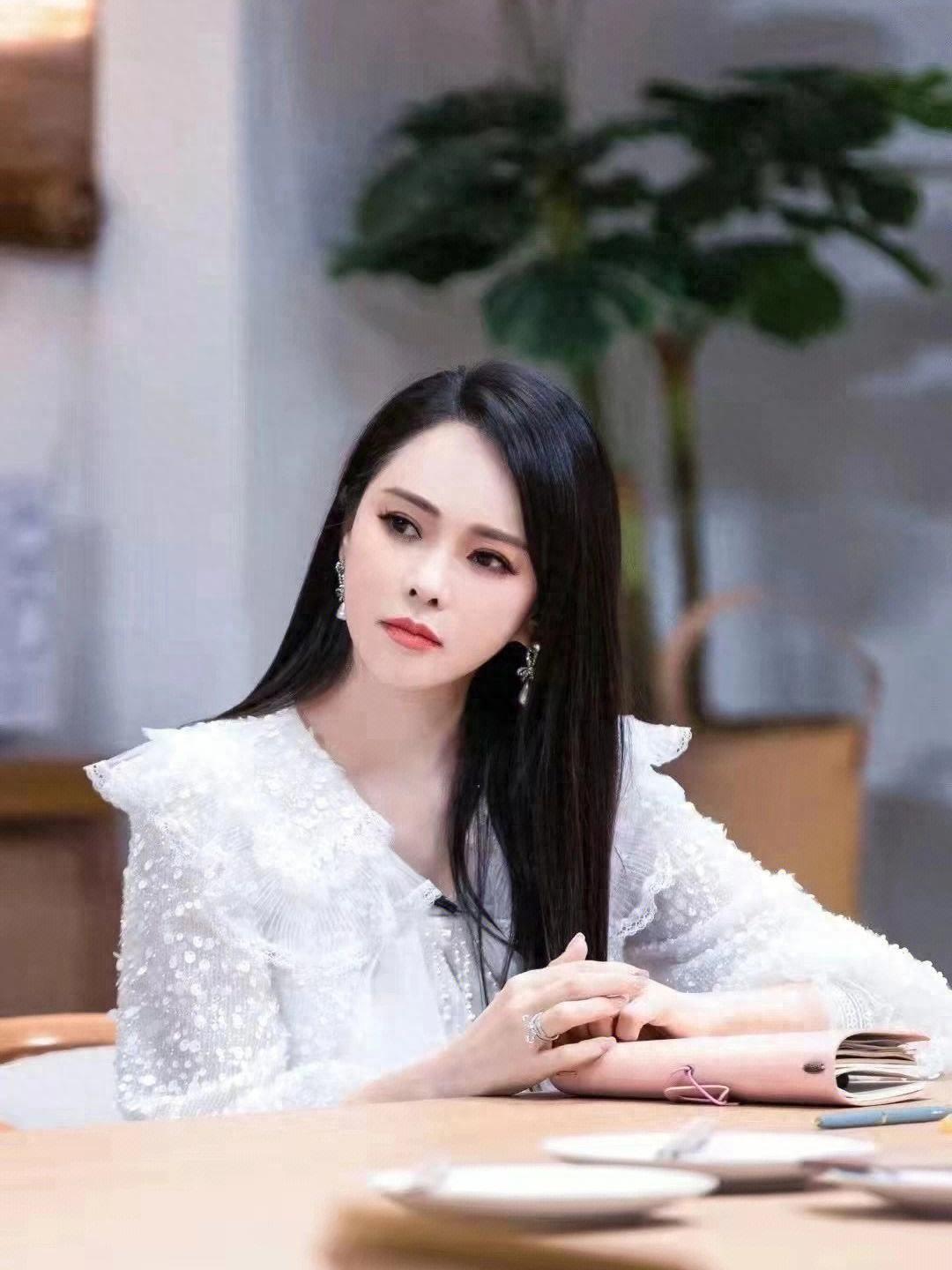 翁虹16岁女儿神似俞飞鸿和徐若瑄的结合体，被誉为“最美星二代”