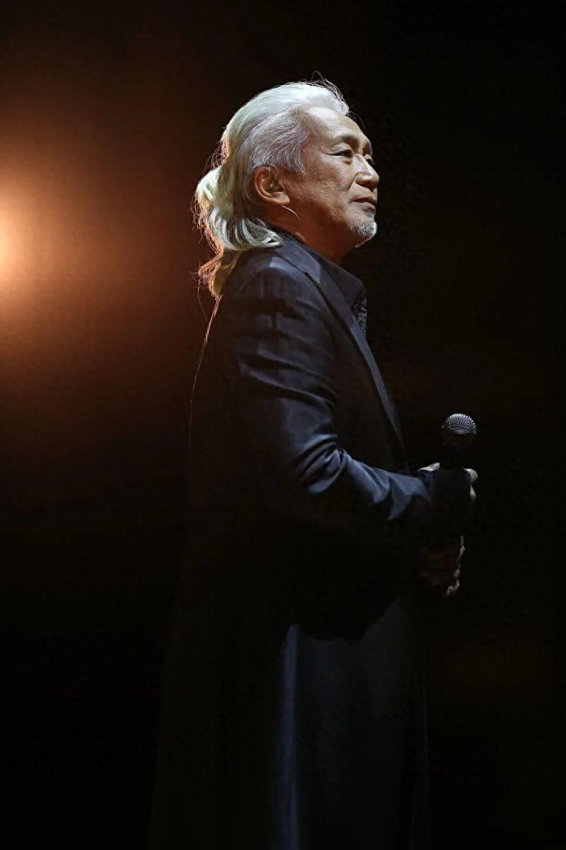 他是日本被低估的音乐人，无数经典港乐的创作者，如今依然热血！