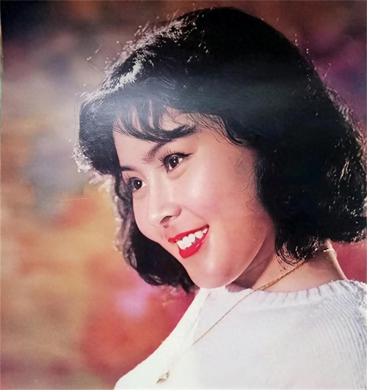 80年代当红女星陈鸿梅，巅峰时嫁高干子弟，如今过得怎样了？