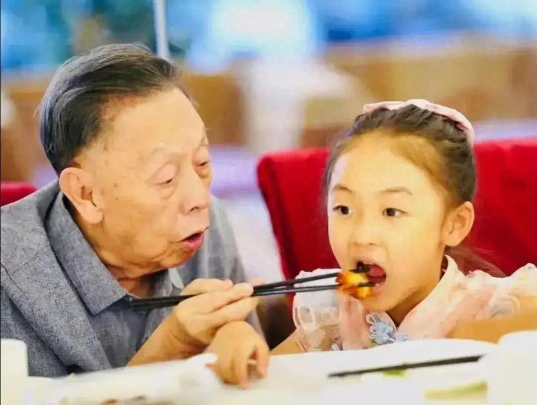 87岁广东相声大师黄俊英的全家福，妻子从年轻美到老，孙女才7岁