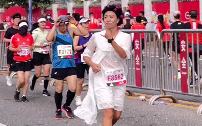 "广州马拉松“显眼包”包租婆火了网友笑称：这才是真正的跑者！"