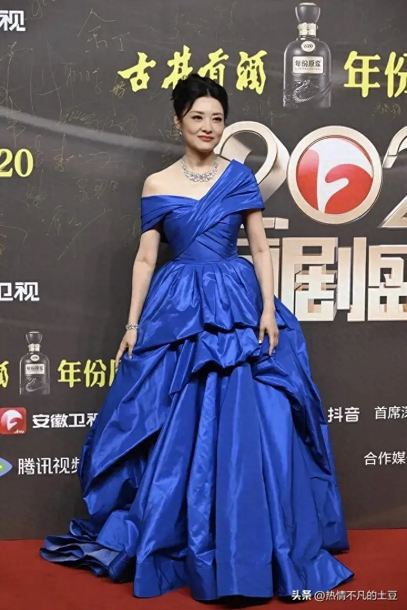 周涛国剧盛典生图，一袭蓝色斜肩礼裙，优雅动人，美的好大气！