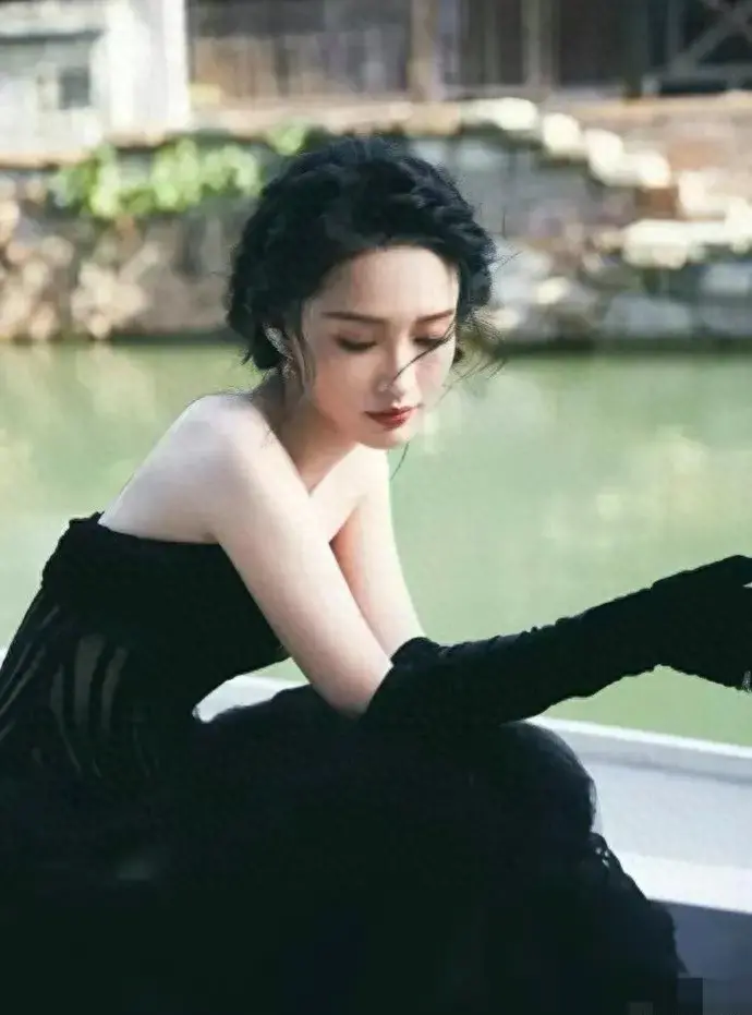 李沁黑丝透视裙造型惊艳亮相，尽显优雅魅力