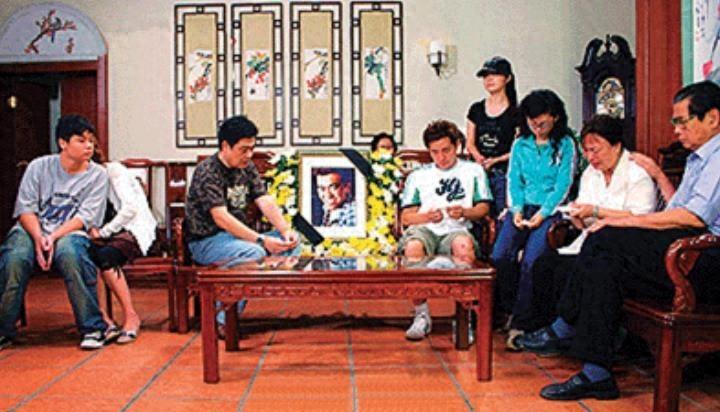 老照片：2006年，郭昶葬礼现场，潘结和虎艳芬泣不成声，哭成泪人