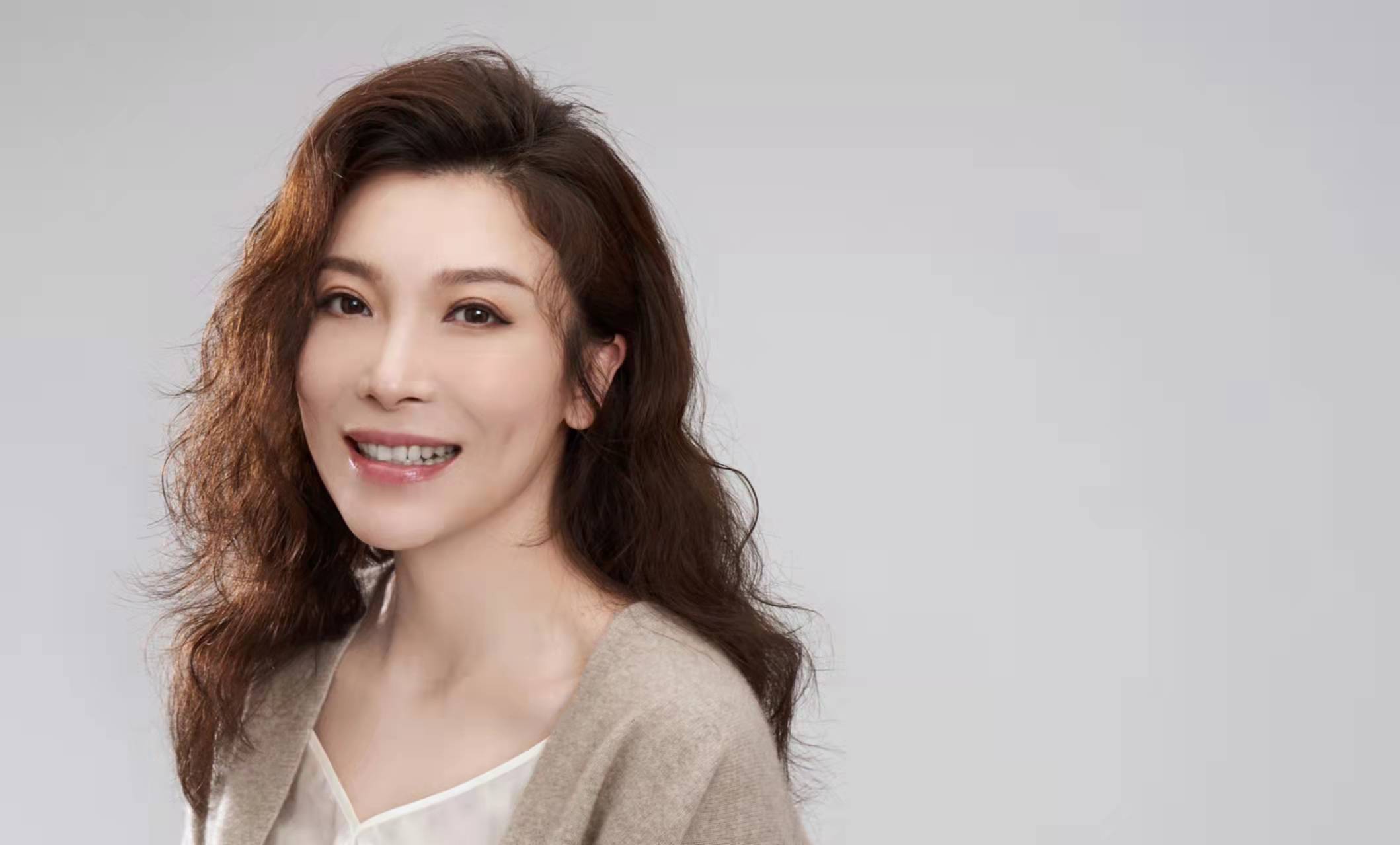 张棪琰离婚15年，独自抚养女儿，母女同框似姐妹！魅力十足！