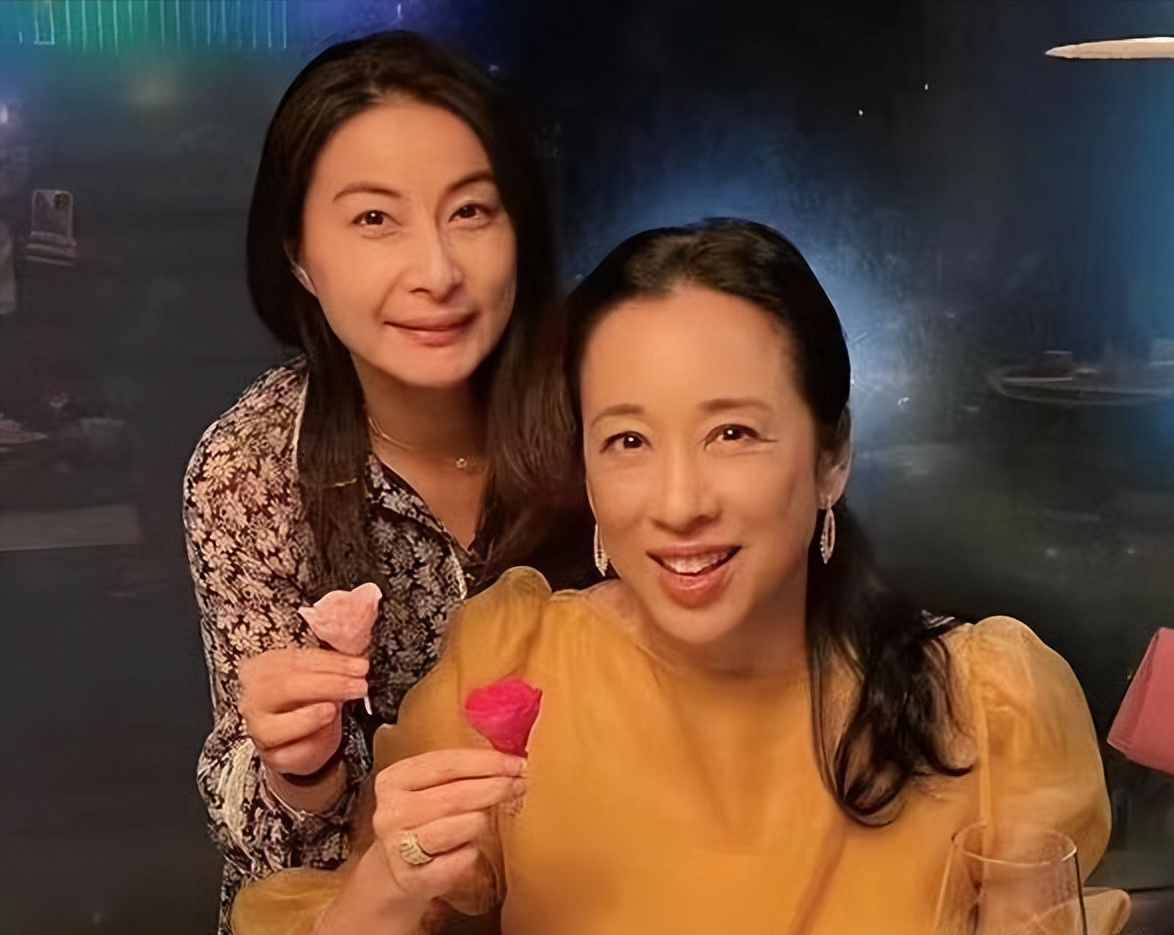 "跳水皇后郭晶晶全家福曝光，小女儿继承奶奶美貌"