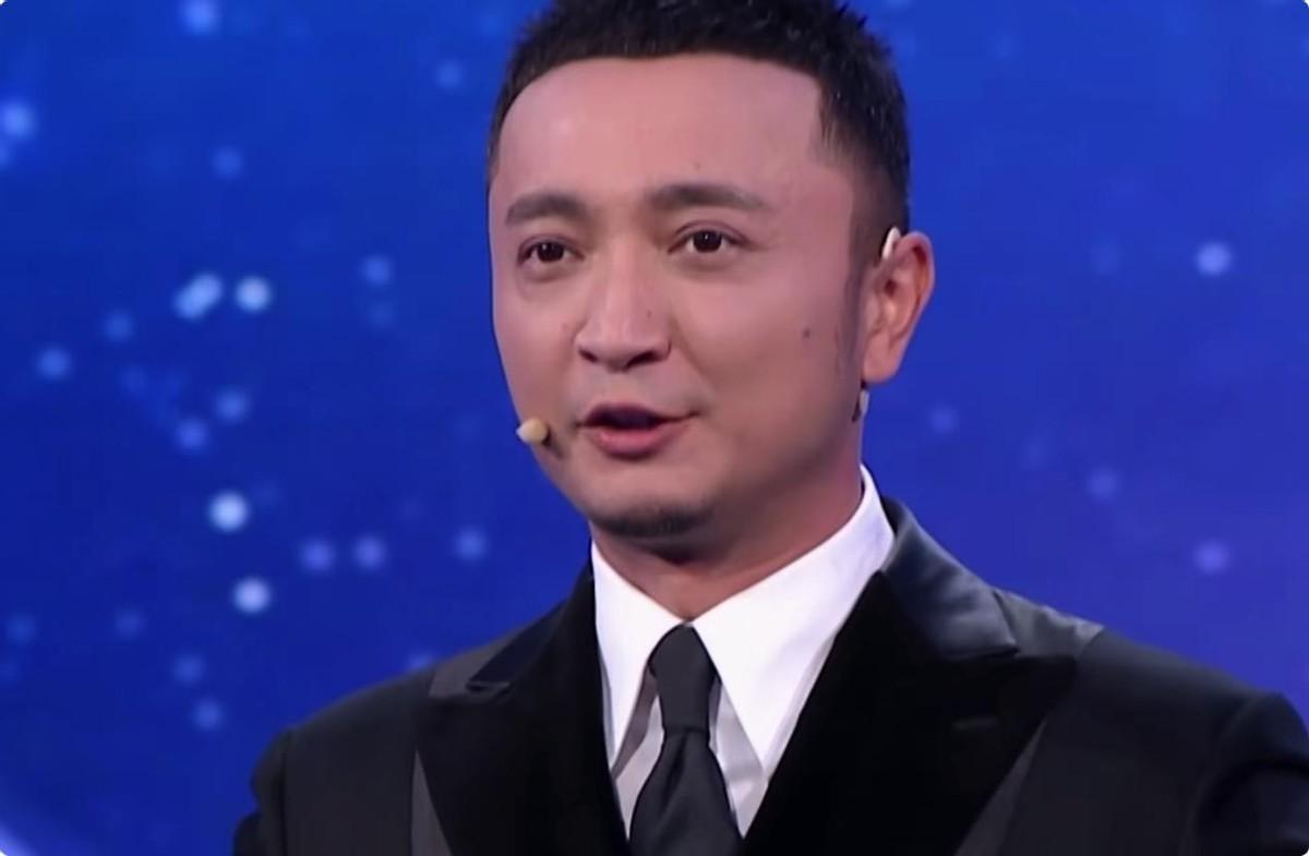 又被央视女主持惊艳到了，好身材挡不住，蜂腰、大长腿太吸睛