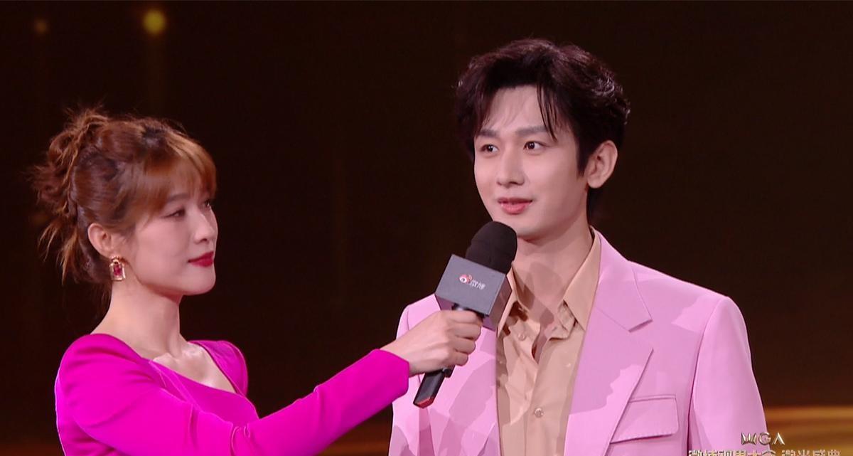 微光盛典：黄晓明闫妮占C位，张若昀唐艺昕撒糖，嘉宾全开麦表演