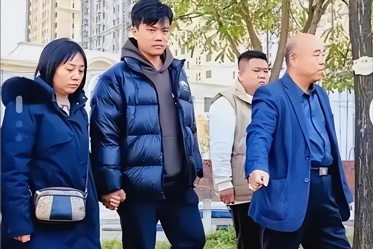 解清帅祭祖画面曝光！跪倒在坟前泪崩到情绪失控，解克锋喜忧参半