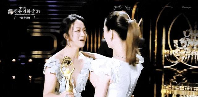 夺下大钟、青龙双影后桂冠，她的40 精彩未完待续