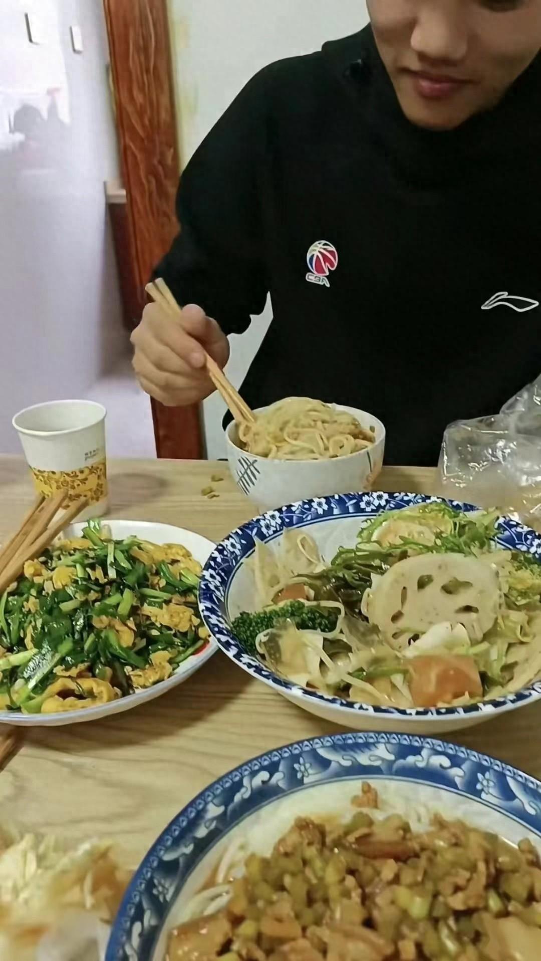 解清帅动态！26年第一次给家人做饭，大妹成黑粉！大哥曝婚前照