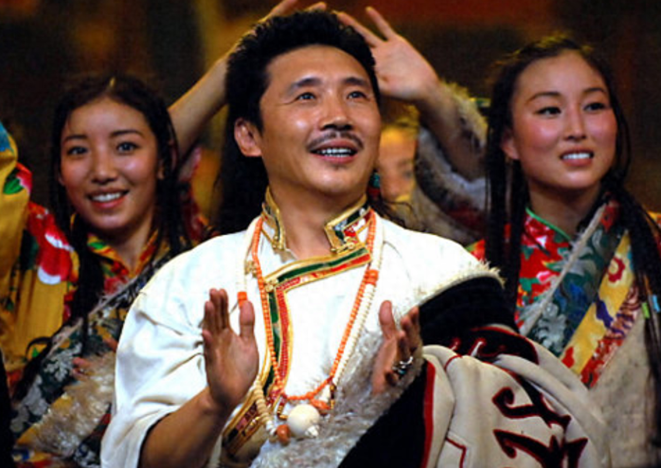 藏族歌王容中尔甲：“青歌赛”获银奖，娶服务员妻子，他幸福吗？