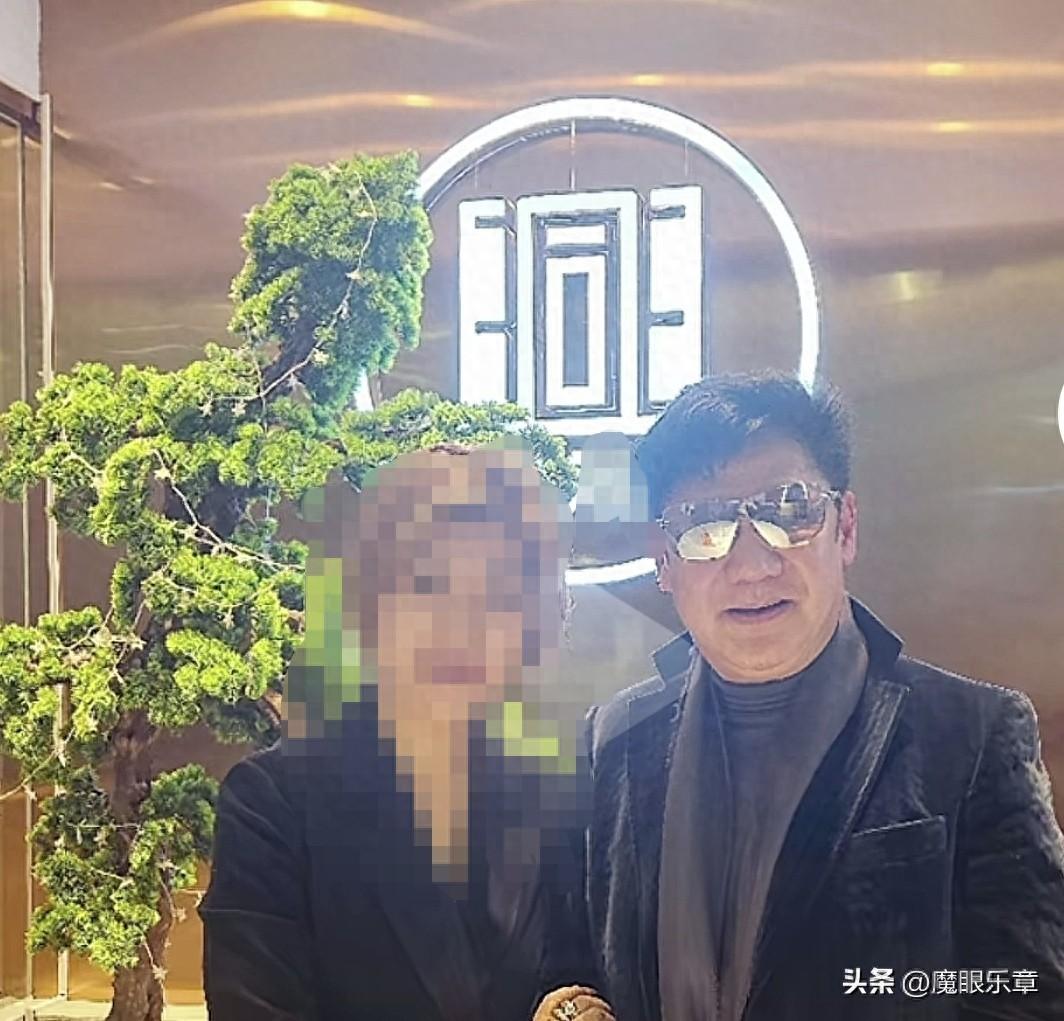 上海知名男主持人现身餐厅，墨镜不离身，曾因“酒驾”上头条