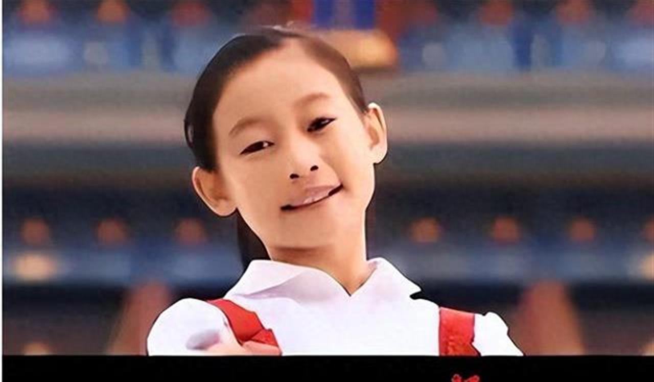 2008年，那个唱《北京欢迎你》第一句的小姑娘，现在怎么样了？