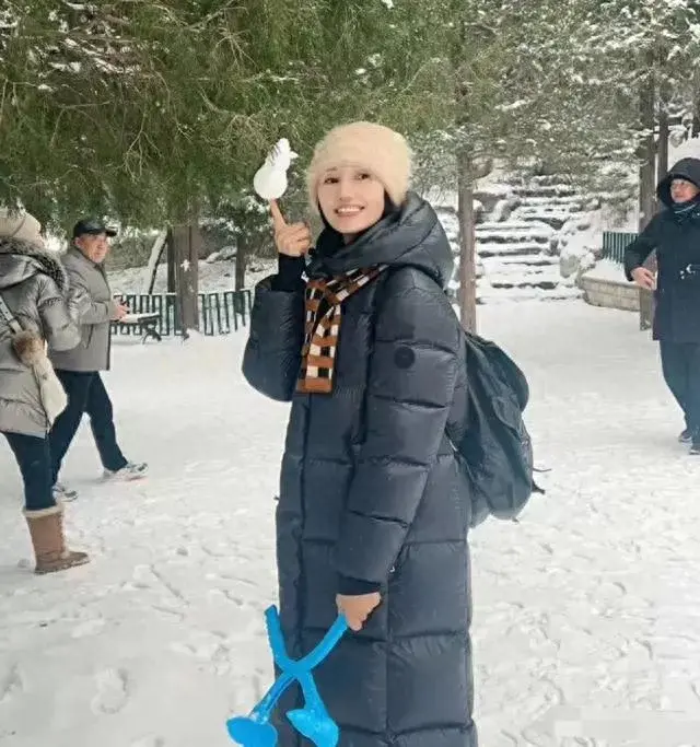 有网友偶遇袁泉在北京公园玩雪，虽然穿着厚的羽绒服，但十分气质