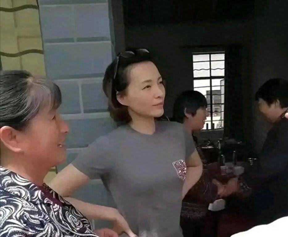 董卿回老家喝喜酒被围观！穿灰T黑裤与妇女无异，但气质却不普通