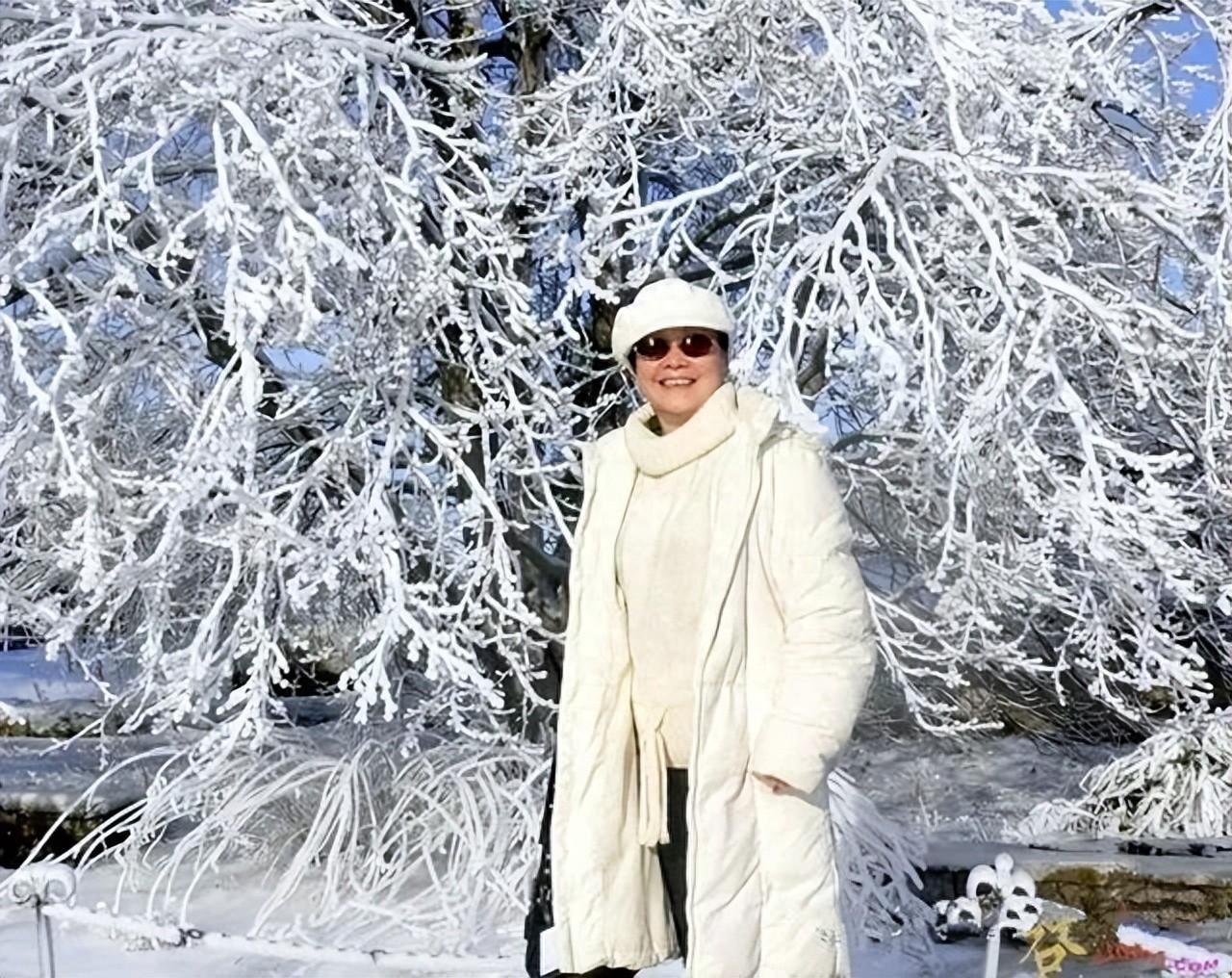 李谷一在雪地合影，不戴假发自然老多好啊，身材走样但穿衣显气质