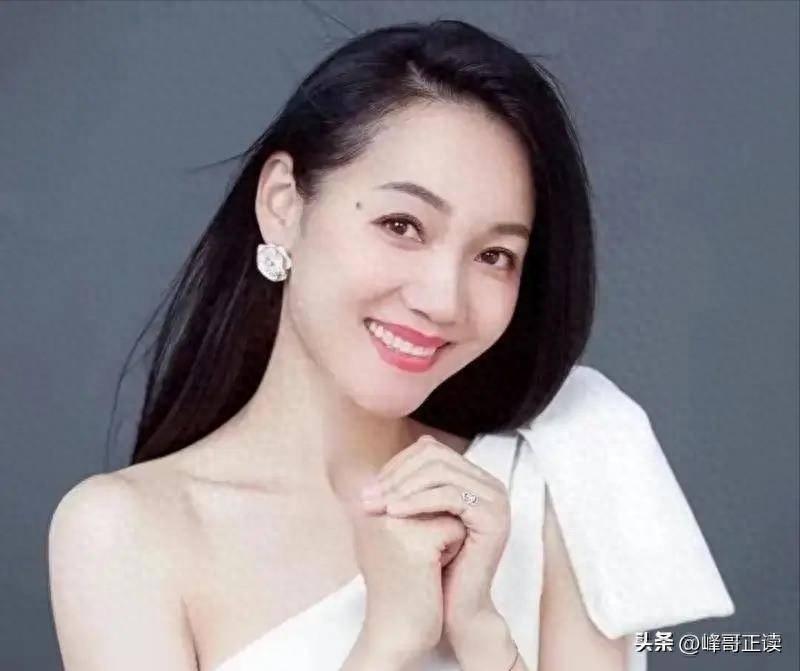 她是著名美女主持人，嫁给神秘老公生下三个孩子，50岁仍宛如少女